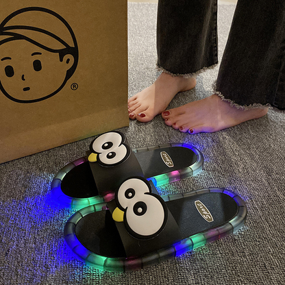 👀LED Cartoon Slippers – Vibrant Light-Up Sole & Cute Penguin Design – Flexible PVC & Easy Slip-On 🏠